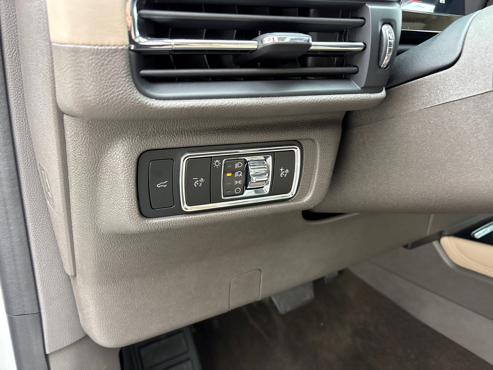 Certified 2024 Lincoln Corsair AWD w/ Equipment Group 101A image 14