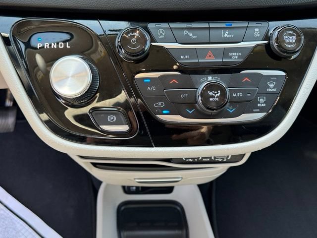 Used 2024 Chrysler Pacifica Touring-L FWD image 18