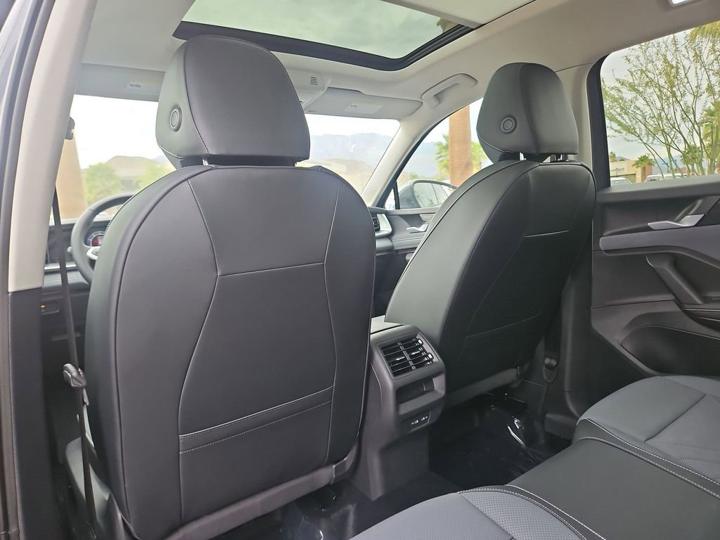 New 2026 Volkswagen Tiguan SE FWD image 17
