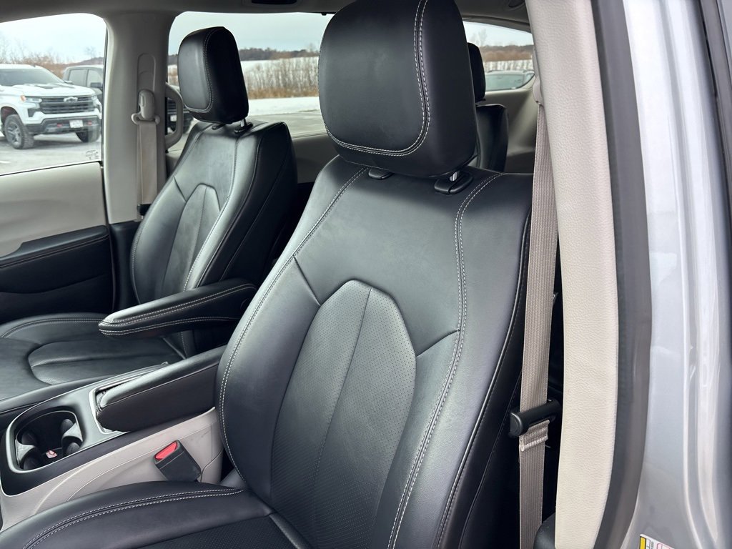 Used 2024 Chrysler Pacifica Touring-L image 12