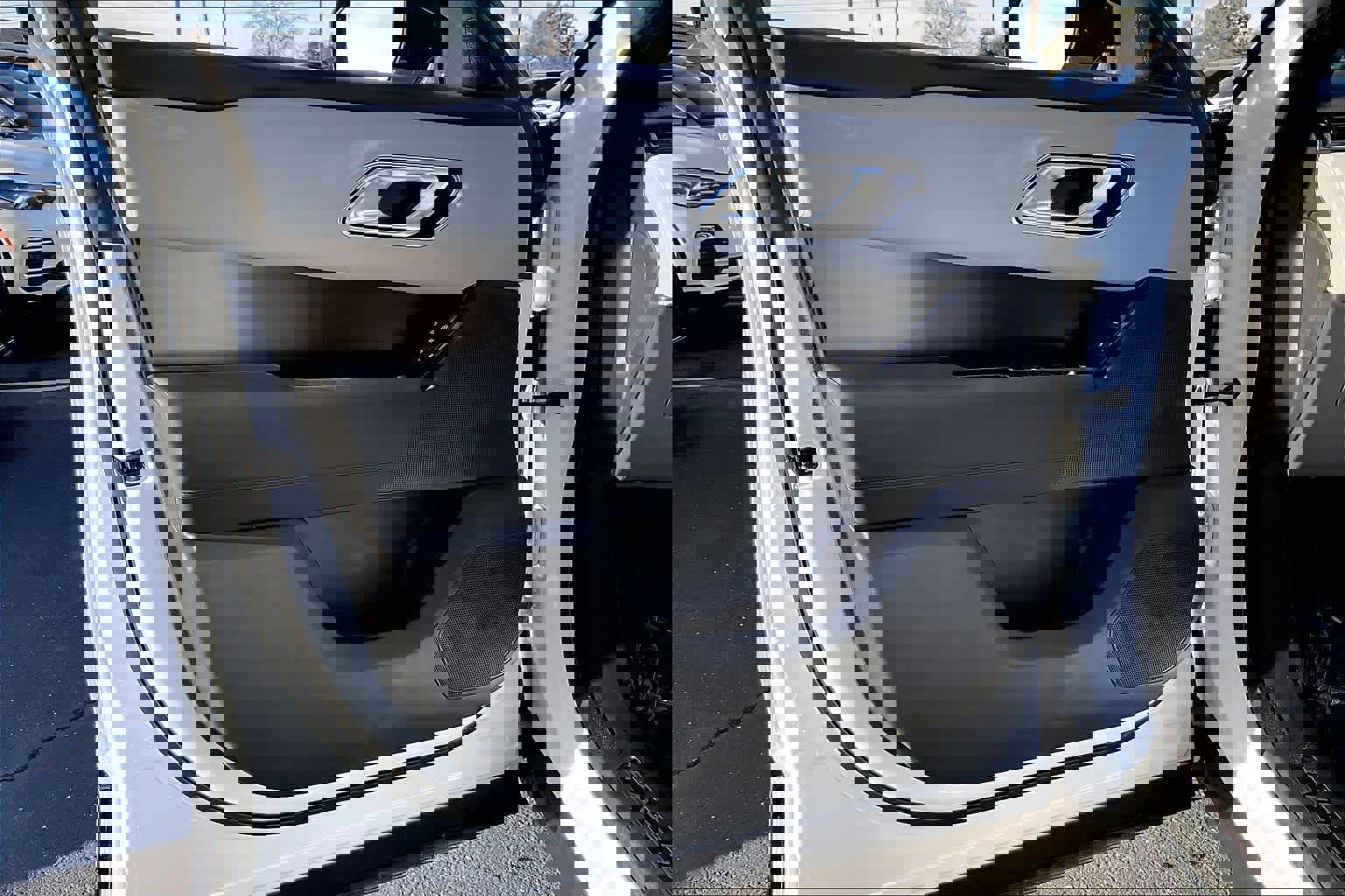 New 2026 Land Rover Range Rover Velar Dynamic SE image 24