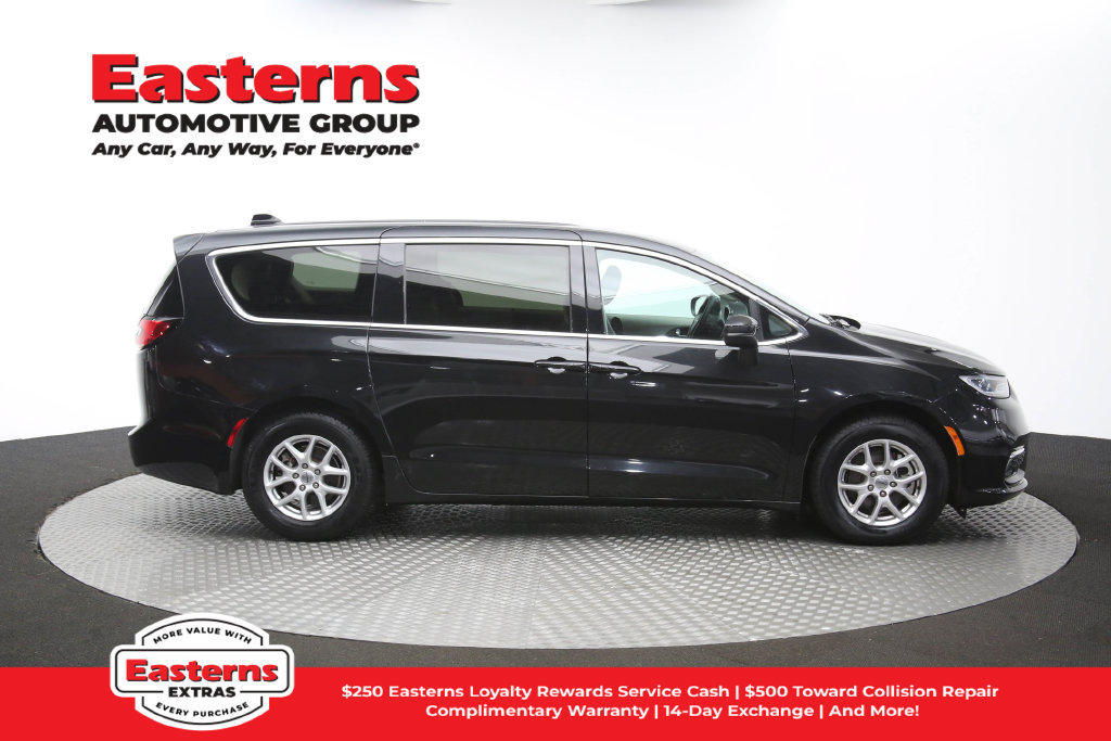 Used 2023 Chrysler Pacifica Touring-L FWD image 48