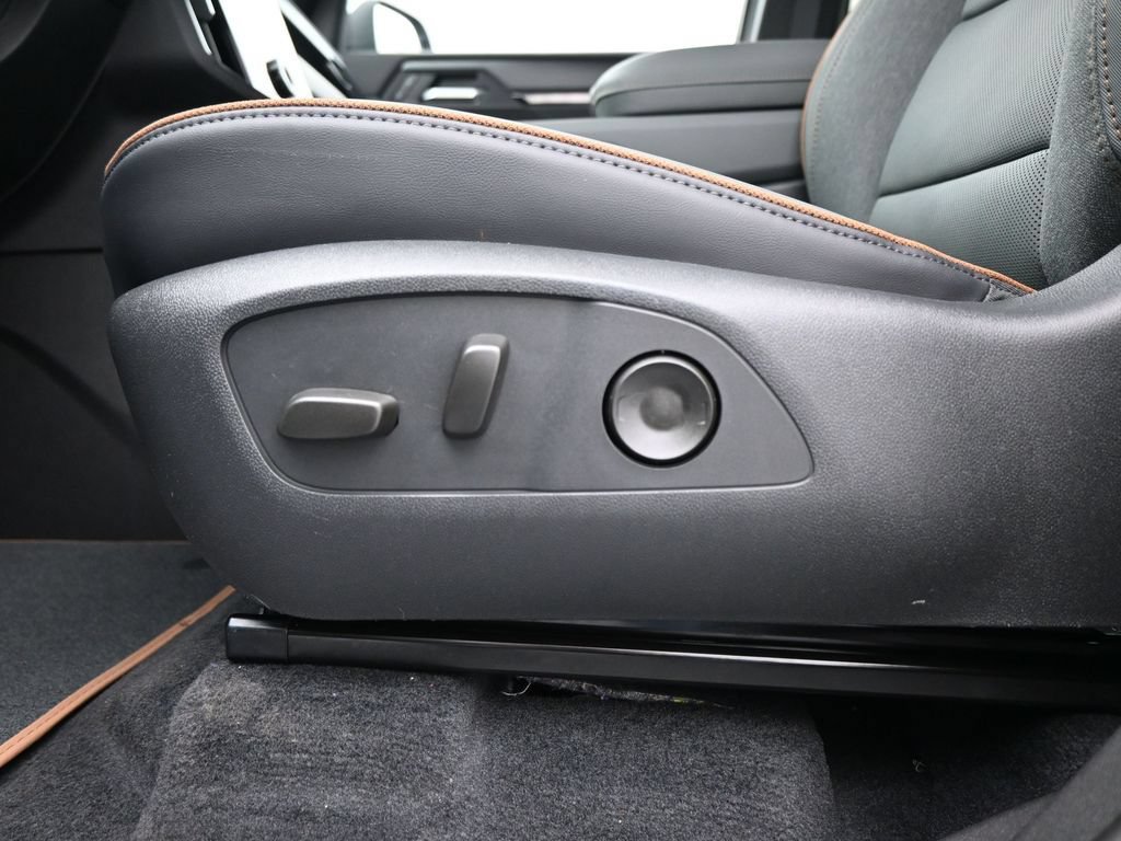 New 2026 GMC Acadia AT4 w/ Luxury Package AWD/4WD image 15