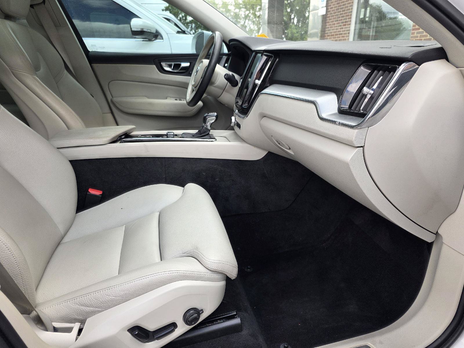 Used 2019 Volvo XC60 T5 Momentum w/ Premium Package AWD/4WD image 20