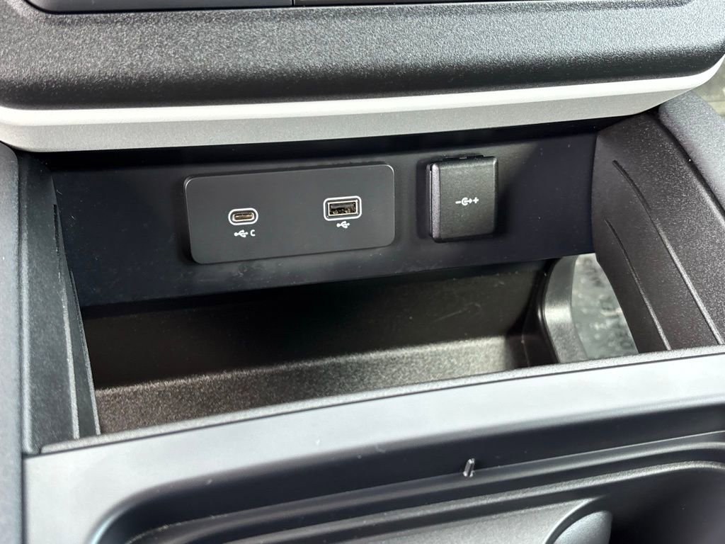 Used 2023 Land Rover Defender 110 SE image 24