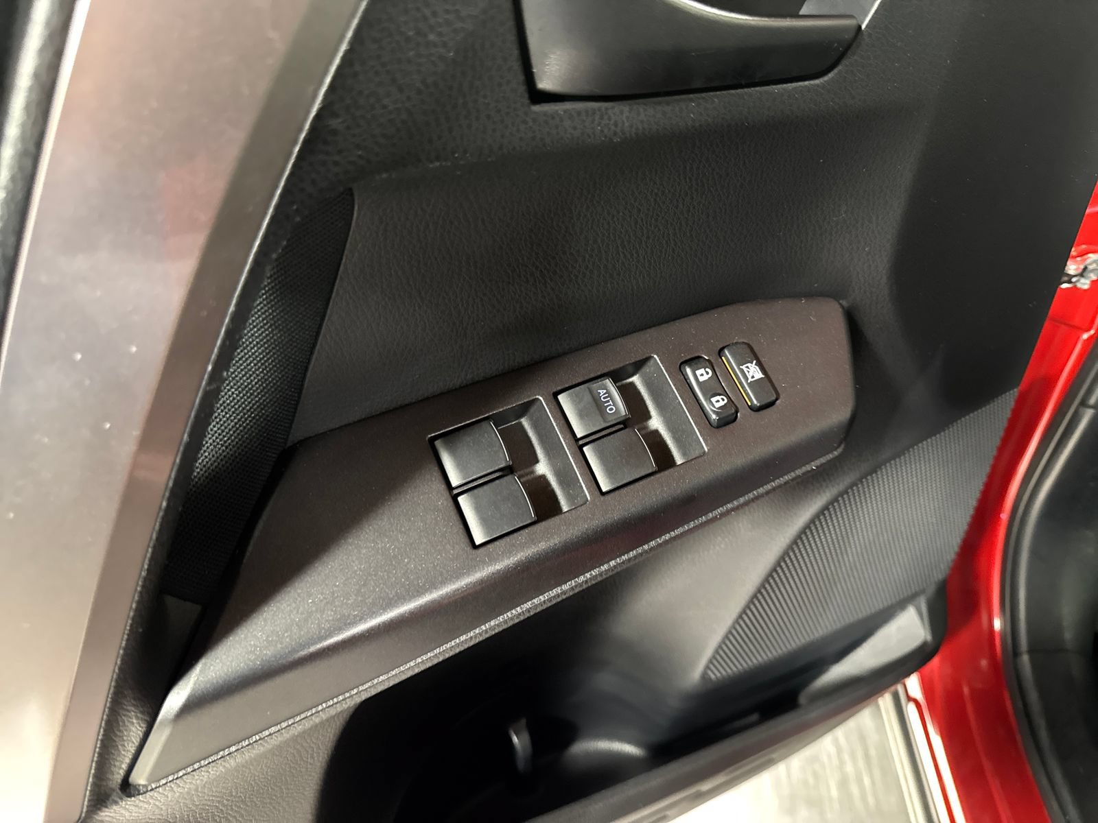 Used 2016 Toyota RAV4 LE AWD/4WD image 16