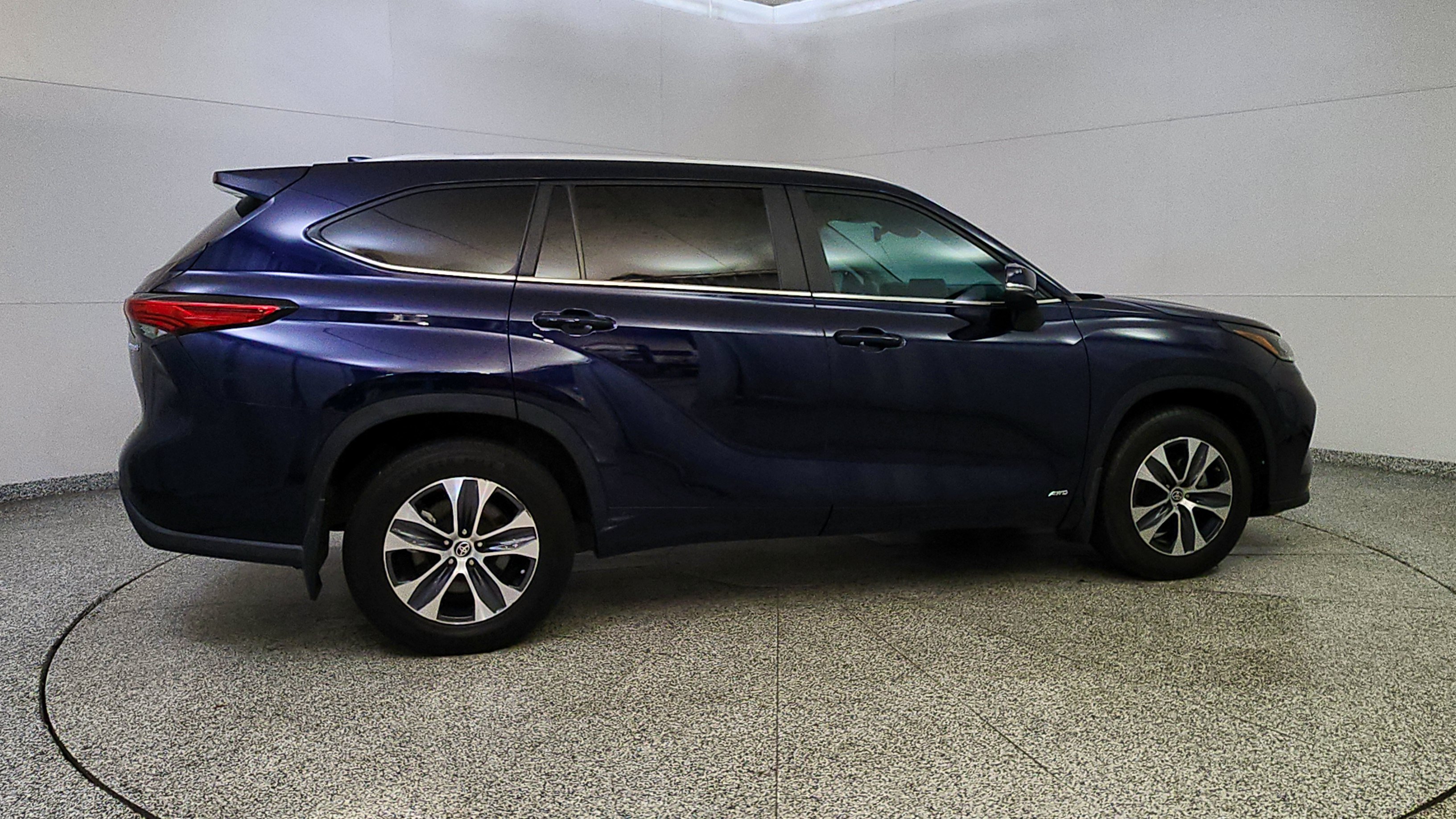 Used 2023 Toyota Highlander XLE AWD/4WD image 8