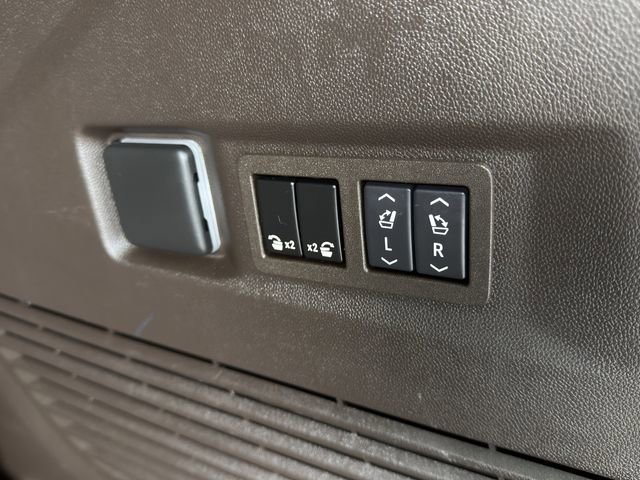 Used 2024 Chevrolet Tahoe Z71 w/ Luxury Package AWD/4WD image 36