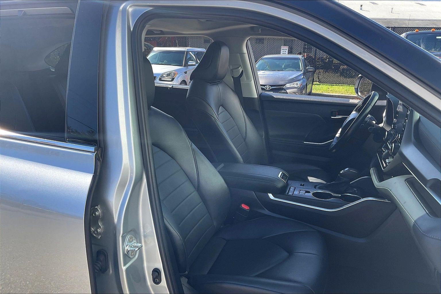 Used 2022 Toyota Highlander XLE FWD image 7