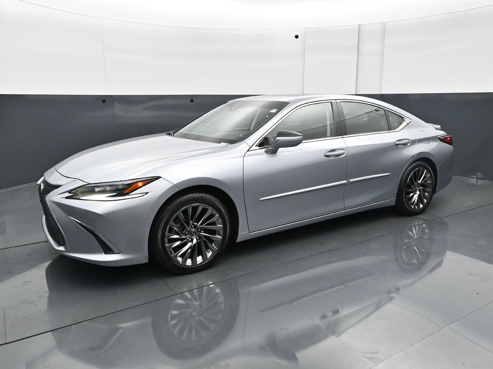Used 2025 Lexus ES 300h FWD image 2