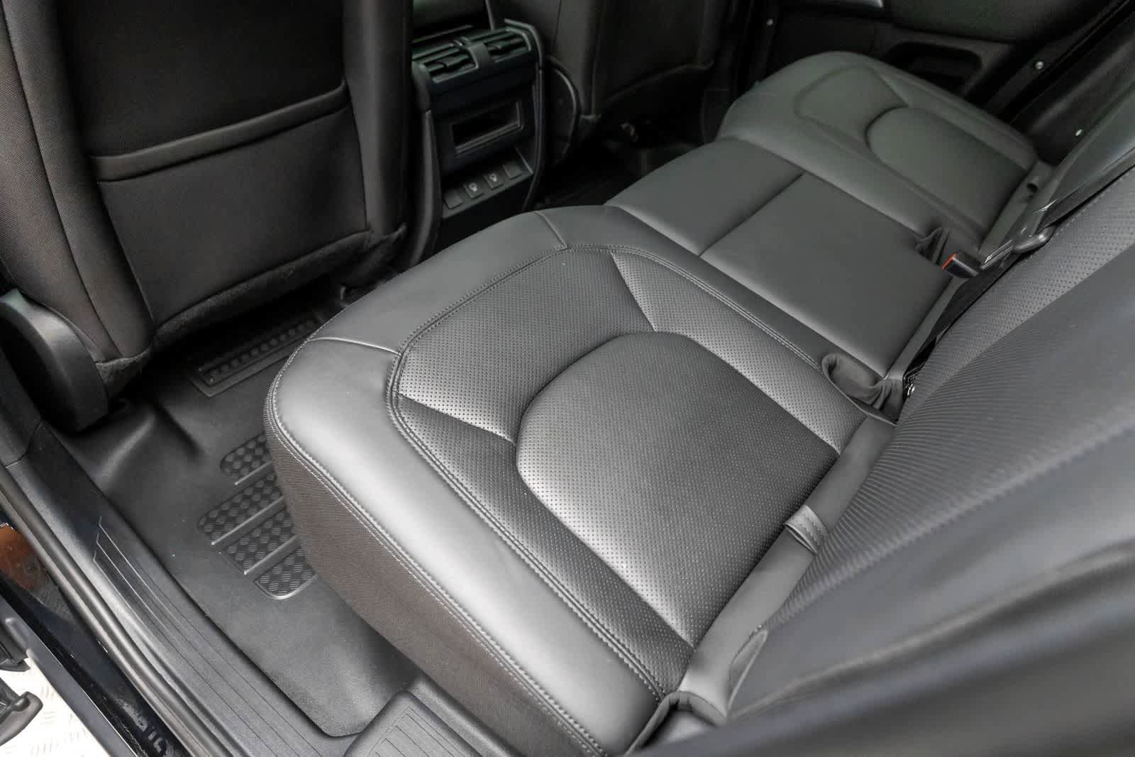 Used 2025 Land Rover Defender 110 S image 34