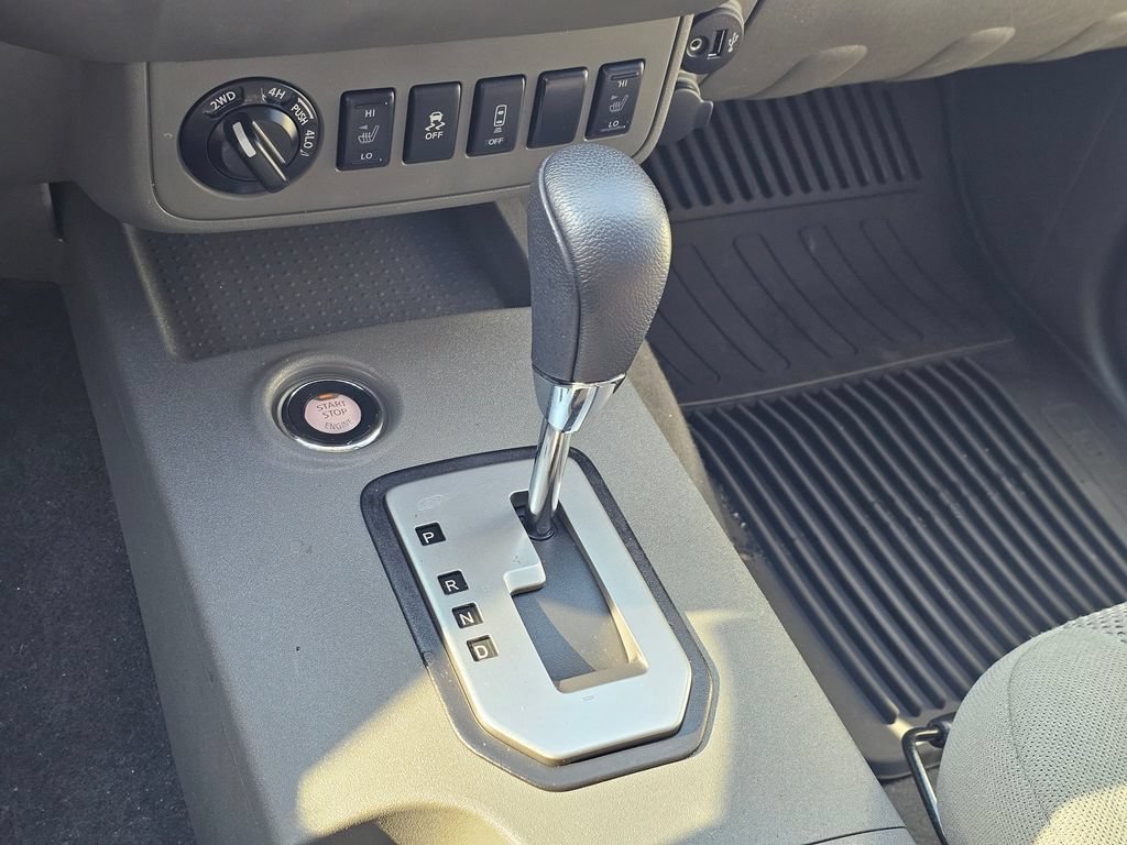 Used 2021 Nissan Frontier SV w/ Midnight Edition Floor Mats AWD/4WD image 17