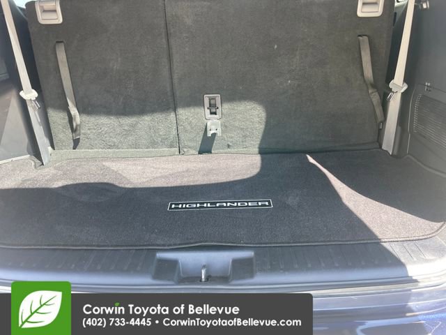 Used 2021 Toyota Highlander XLE AWD/4WD image 29