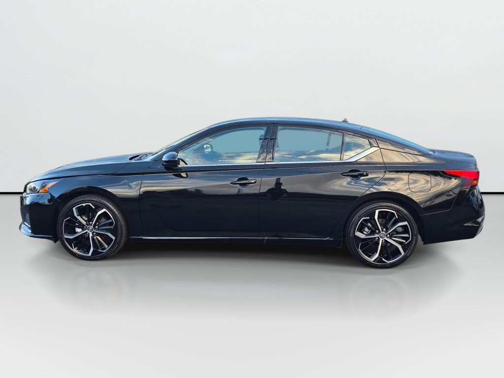 Used 2025 Nissan Altima 2.5 SR FWD image 2