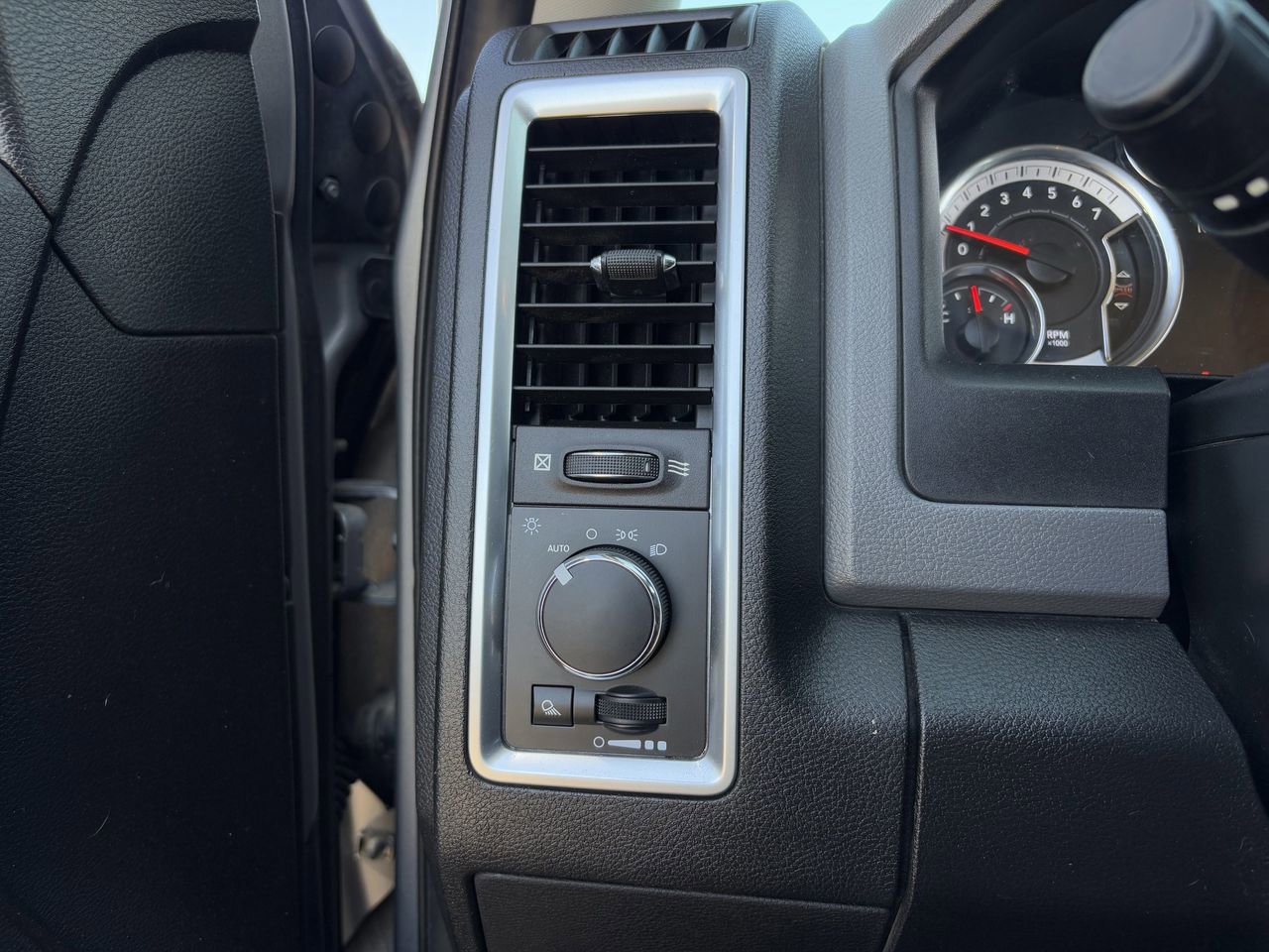 Used 2020 RAM 1500 Classic SLT w/ Luxury Group AWD/4WD image 24