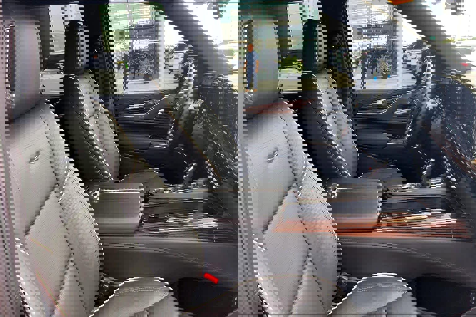 Used 2024 Cadillac Escalade Premium Luxury RWD image 9