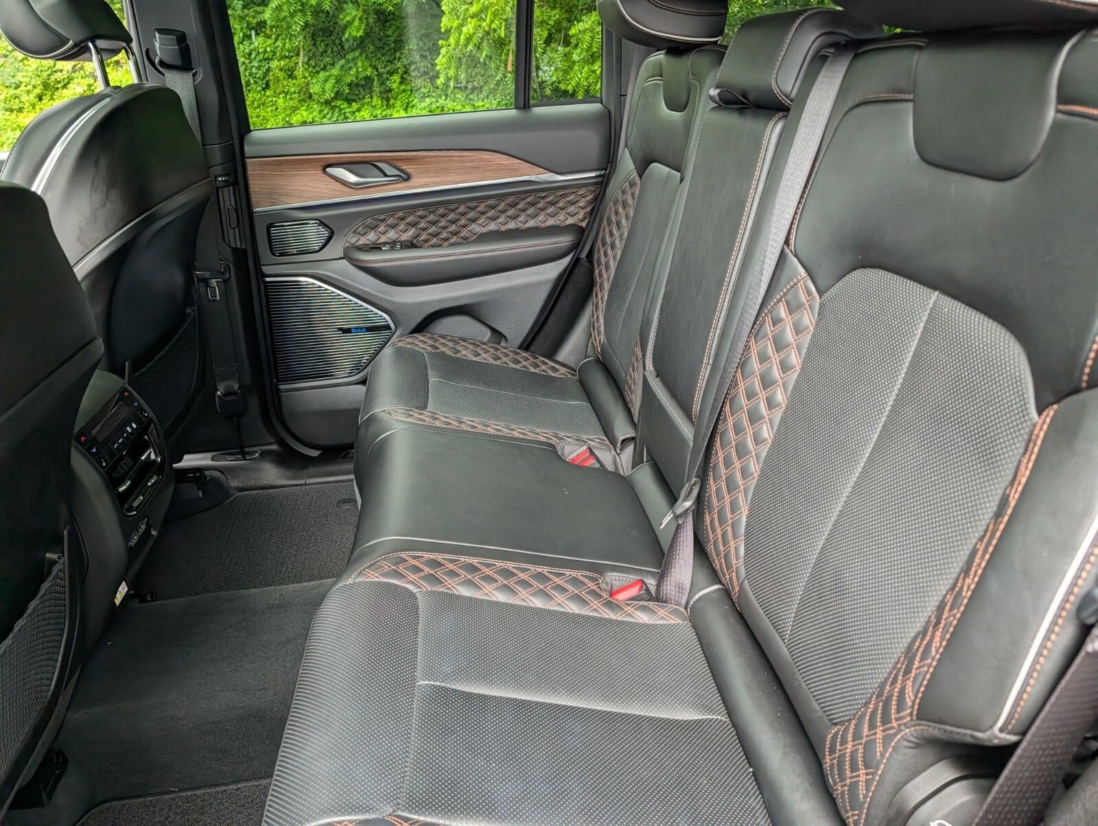 Used 2022 Jeep Grand Cherokee Summit AWD/4WD image 28