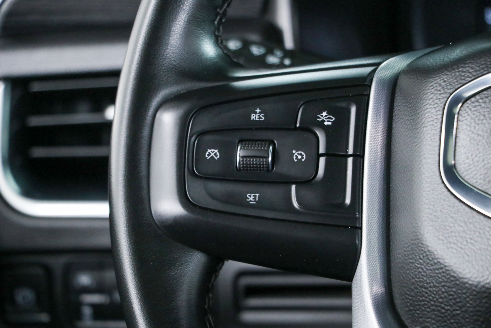 Used 2023 GMC Yukon XL SLT AWD/4WD image 14