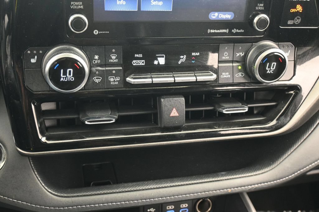 Used 2022 Toyota Highlander XLE AWD/4WD image 20