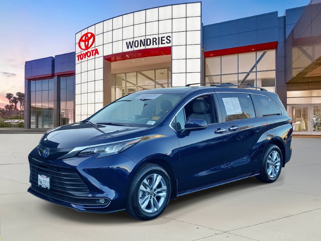 Used 2025 Toyota Sienna XLE w/ XLE Plus Package FWD image 2