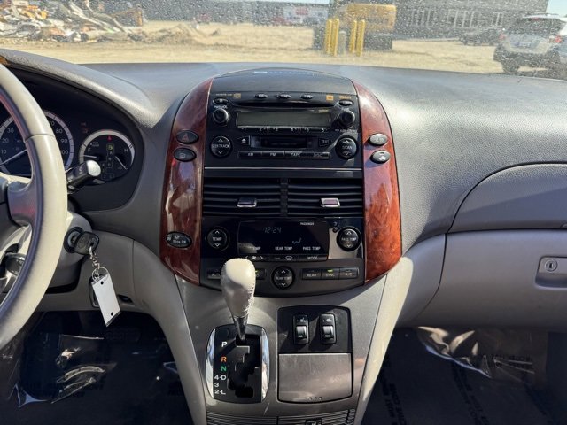 Used 2005 Toyota Sienna XLE image 2