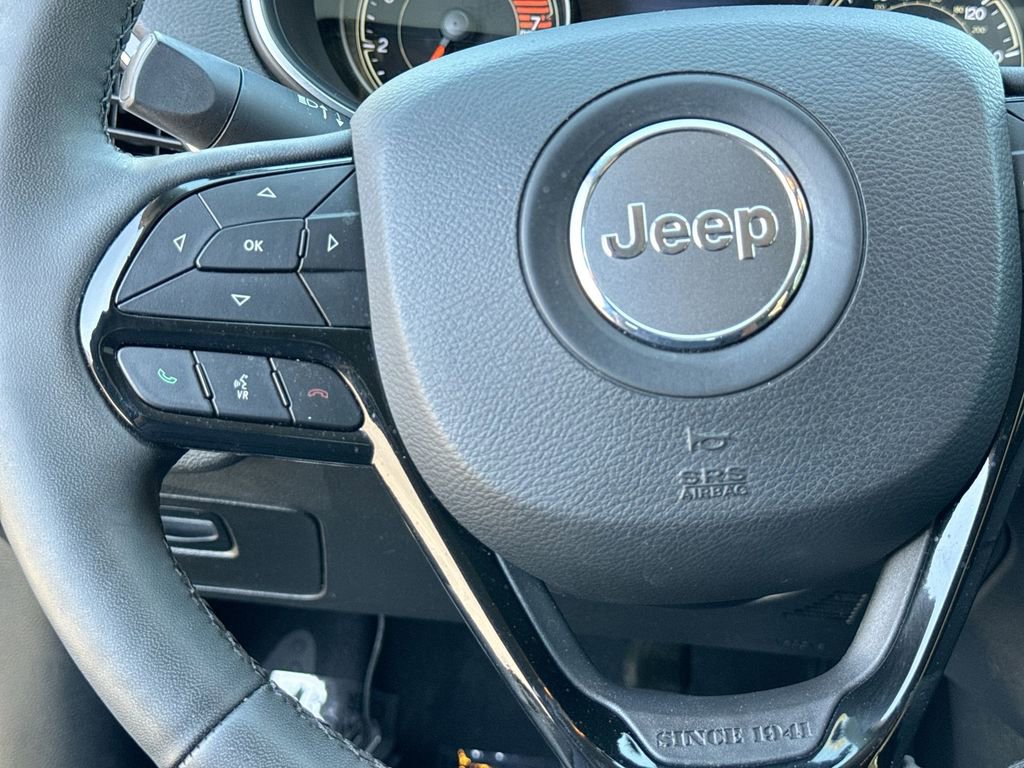 Used 2023 Jeep Cherokee Altitude Lux image 17