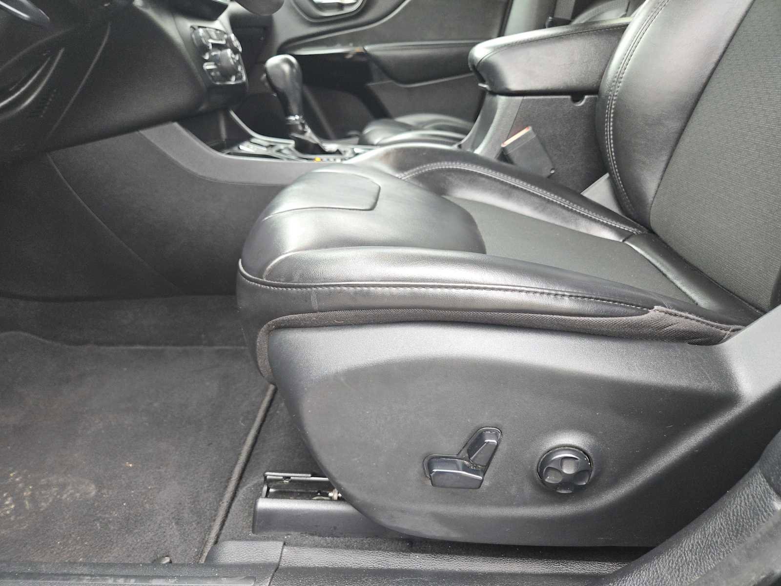 Used 2020 Jeep Cherokee Latitude Plus image 20