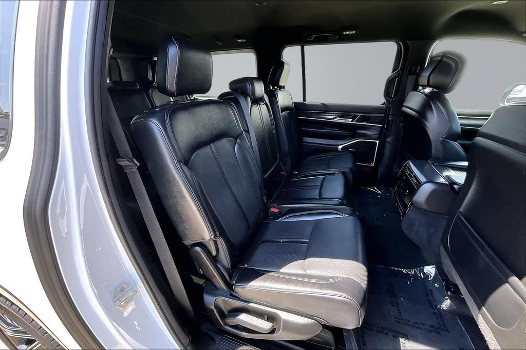 Used 2023 Jeep Wagoneer L Series II RWD image 18