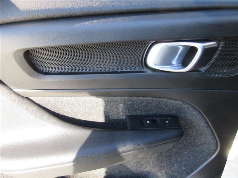 Used 2019 Volvo XC40 T4 R-Design image 25