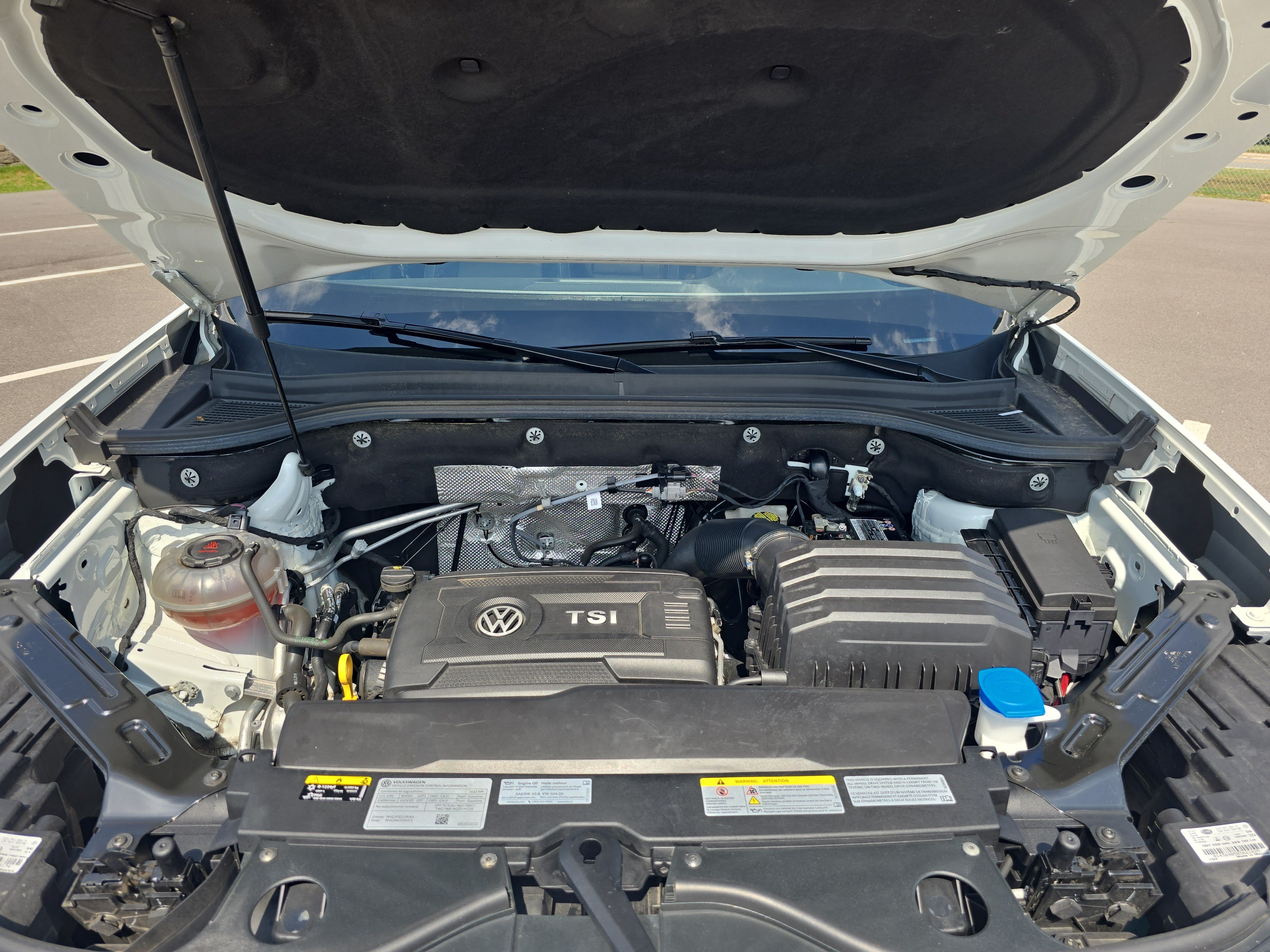 Used 2022 Volkswagen Atlas Cross Sport SEL R-Line AWD/4WD image 30