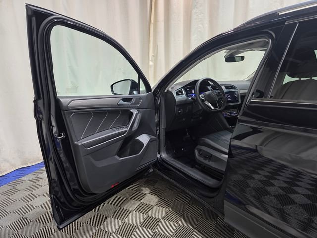 Certified 2023 Volkswagen Tiguan SE w/ Panoramic Sunroof Package image 11