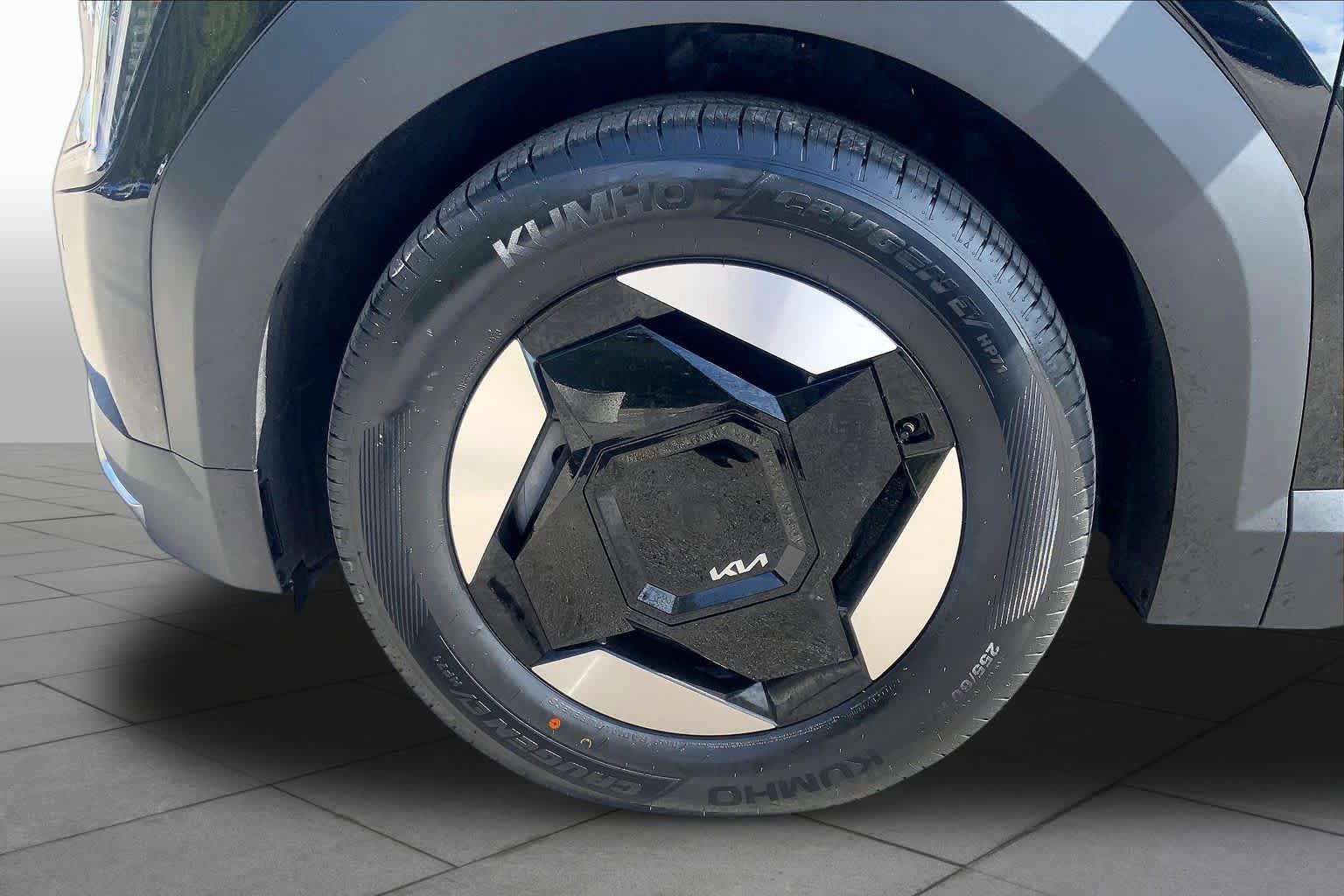 Certified 2024 Kia EV9 Light Long Range RWD image 9