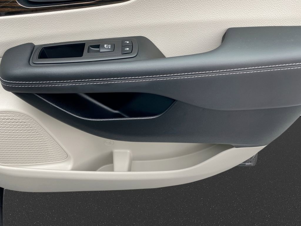 Used 2023 Chrysler Pacifica Limited w/ Trailer Tow Group image 32