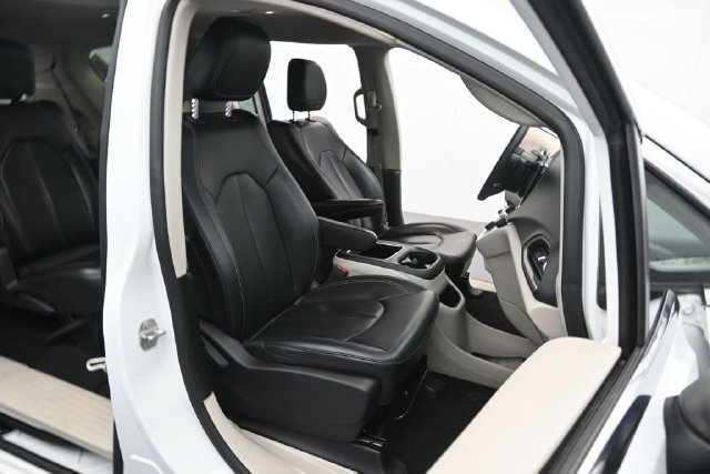 Used 2023 Chrysler Pacifica Touring-L FWD image 31