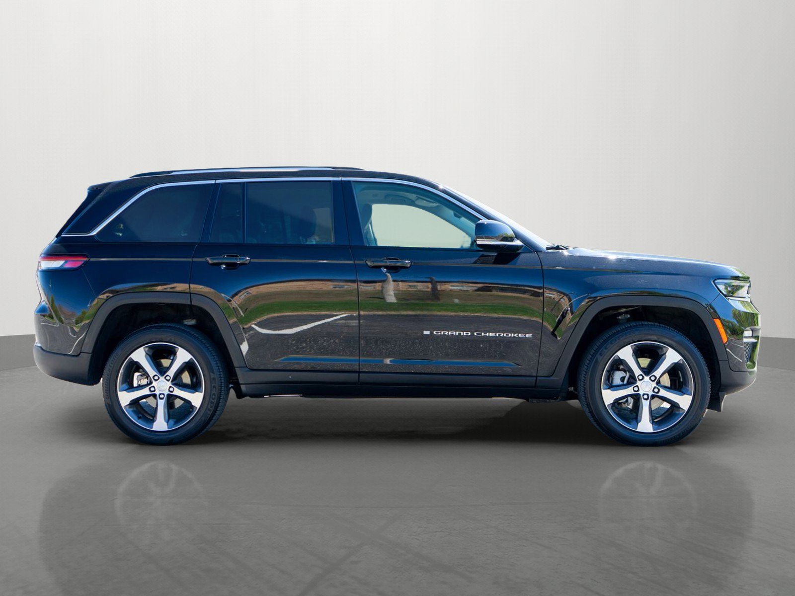 Used 2023 Jeep Grand Cherokee Limited w/ Trailer Tow Prep Group (B) AWD/4WD image 8