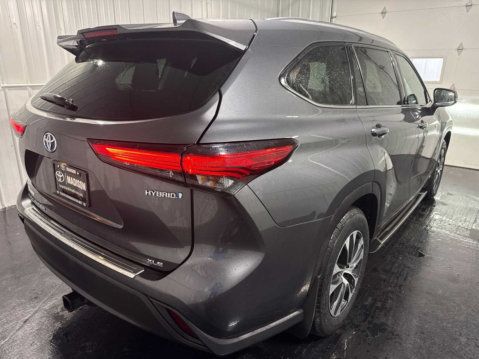 Used 2020 Toyota Highlander XLE AWD/4WD image 5