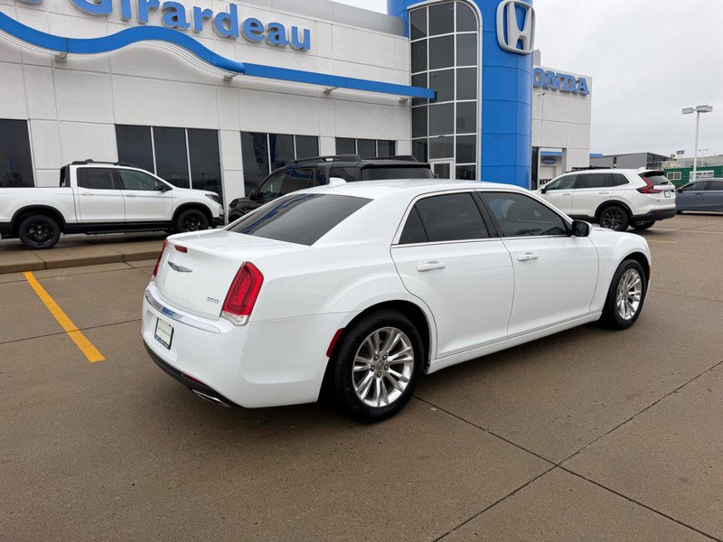 Used 2018 Chrysler 300 Touring w/ Driver Convenience Group image 2