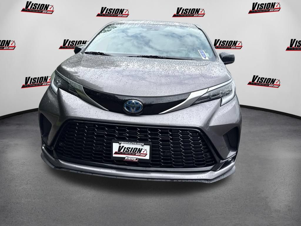 Used 2022 Toyota Sienna XSE w/ XSE Plus Package FWD video 2
