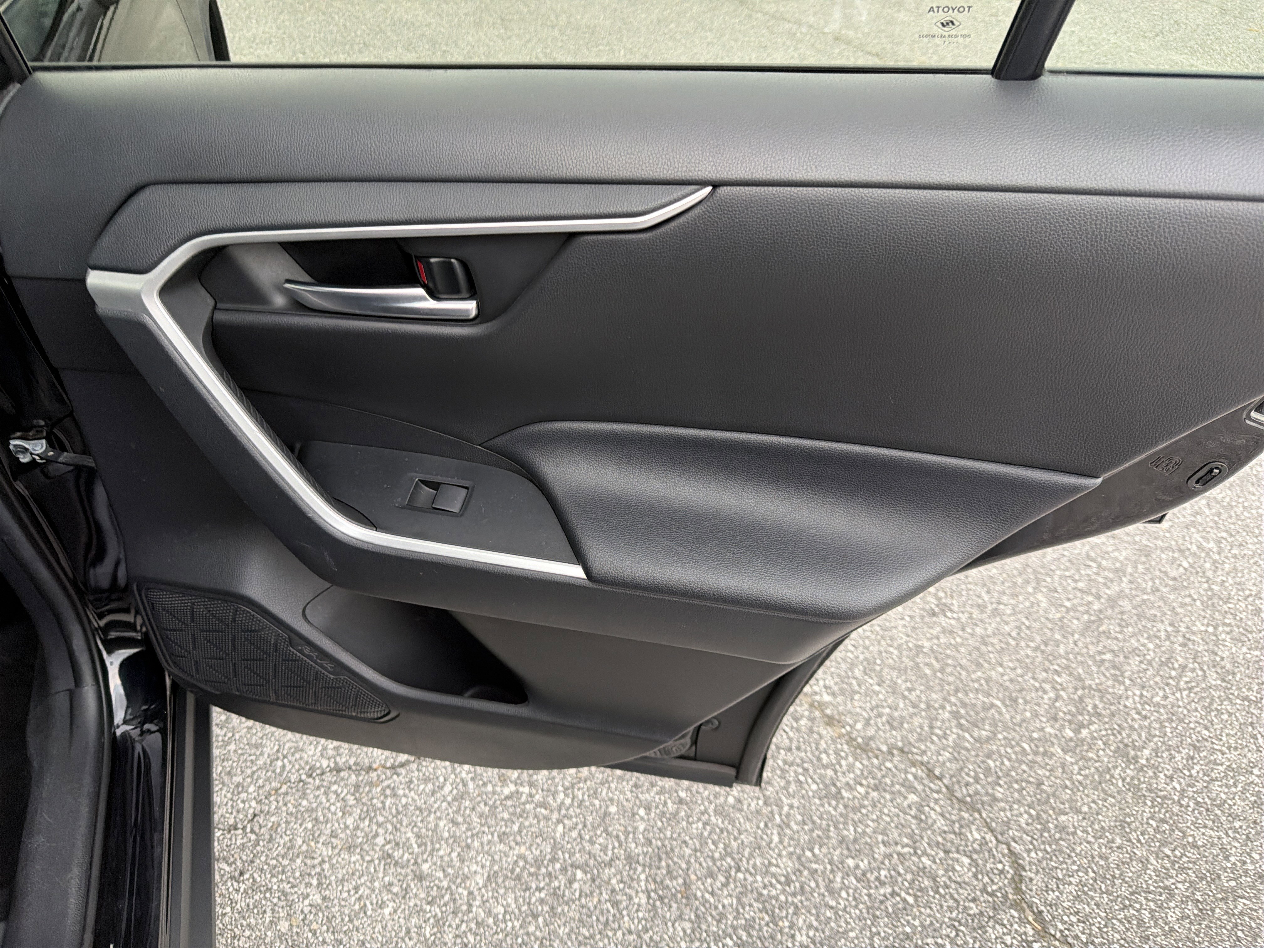 Used 2021 Toyota RAV4 XLE w/ Convenience Package image 28