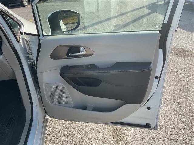 Used 2020 Chrysler Voyager LX image 37