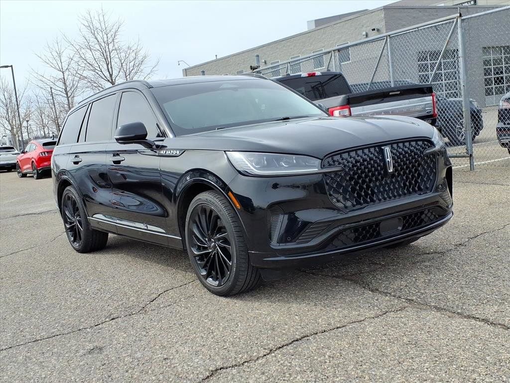 Used 2025 Lincoln Aviator Reserve w/ Equipment Group 201A image 7