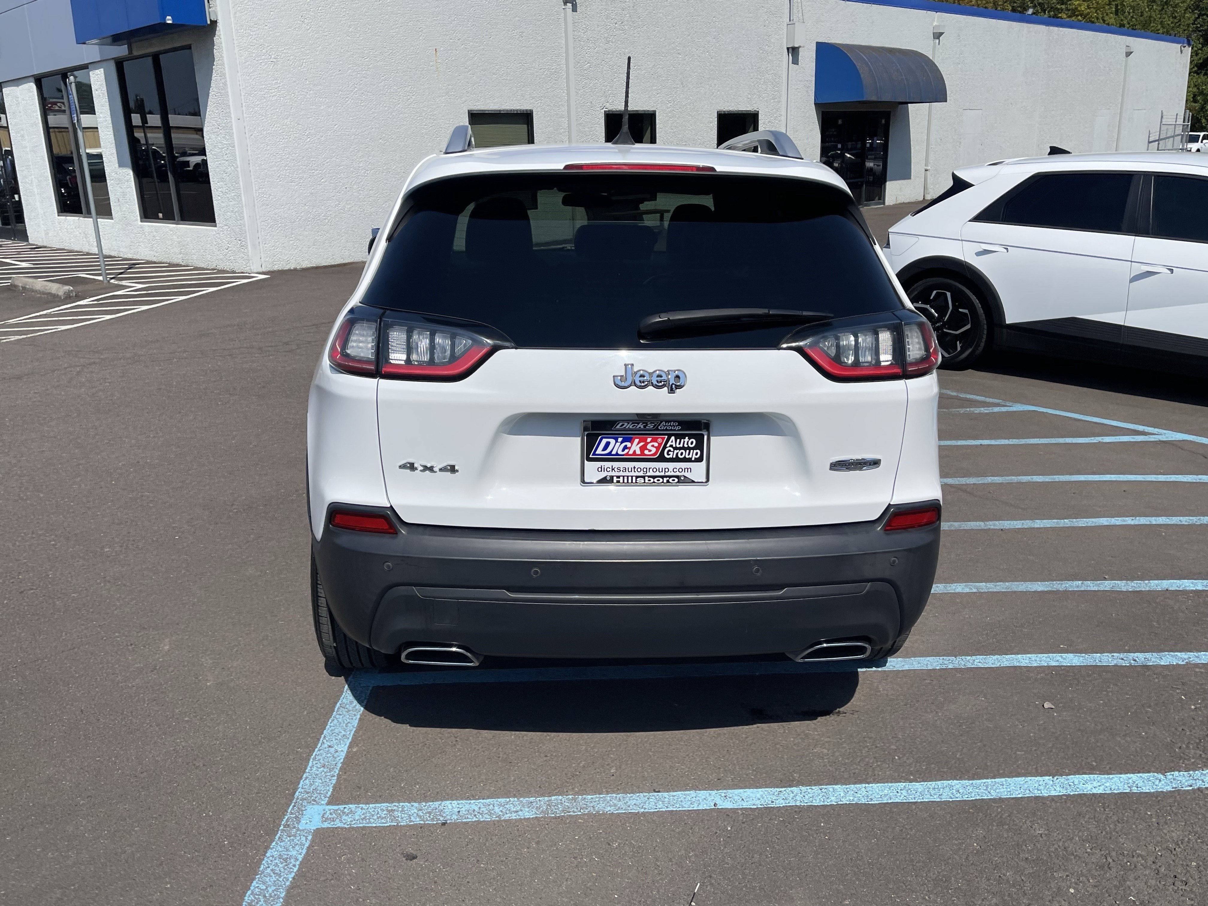 Used 2019 Jeep Cherokee Latitude Plus AWD/4WD image 4
