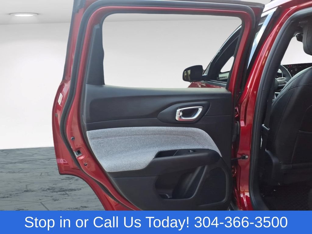 Used 2024 Jeep Compass Latitude AWD/4WD image 11