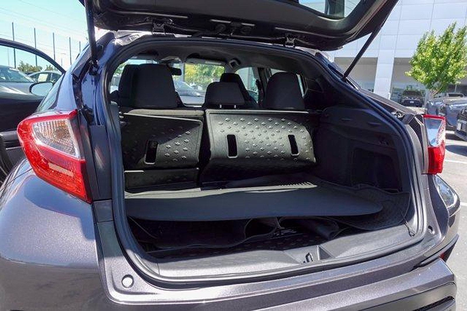 Used 2019 Toyota C-HR XLE FWD image 24