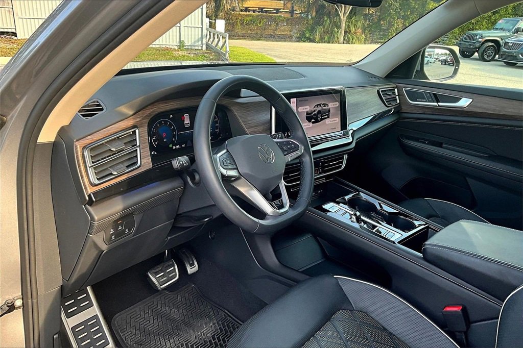 Used 2025 Volkswagen Atlas SEL Premium R-Line image 14