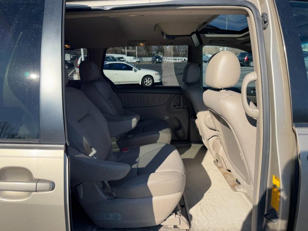 Used 2005 Toyota Sienna XLE Limited image 12