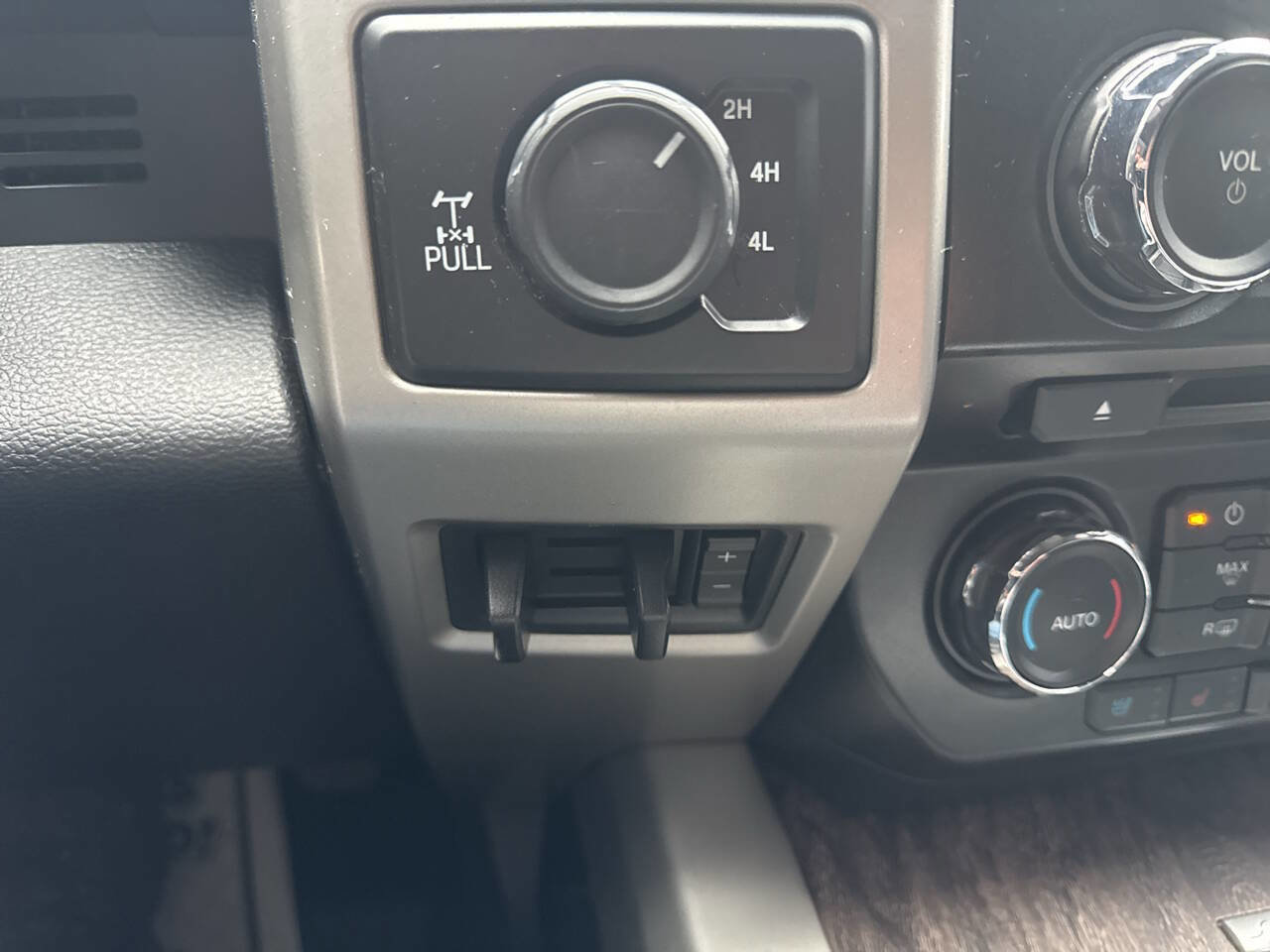 Used 2017 Ford F250 Lariat w/ Chrome Package image 37