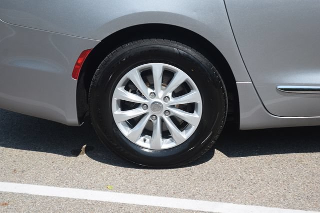 Used 2017 Chrysler Pacifica Touring-L FWD image 29