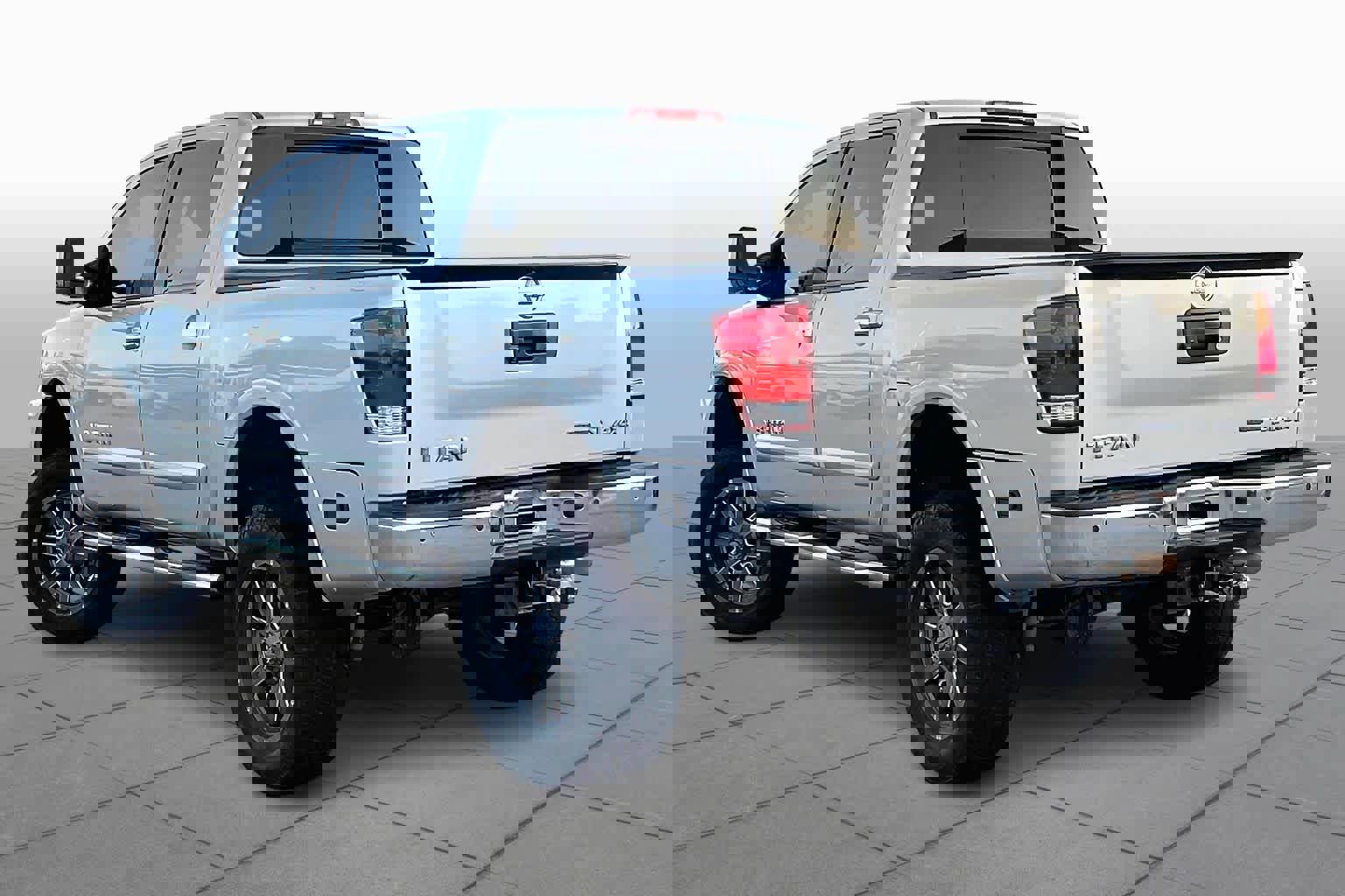 Used 2015 Nissan Titan SL w/ SL Moonroof Package image 12