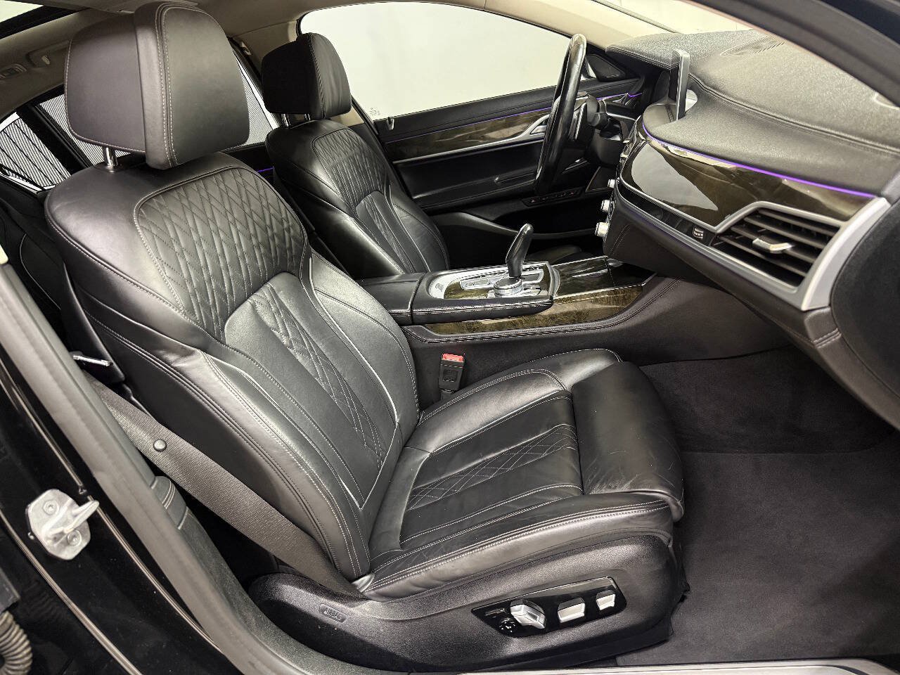 Used 2021 BMW 740i w/ Premium Package RWD image 31